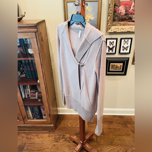 GAP Body women’s long hooded v-neck sweater toggle button SZ M tan beige - Picture 3 of 10